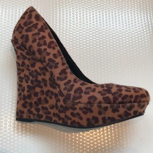 NWOT Michael Antonio Leopard Faux Fur Wedges